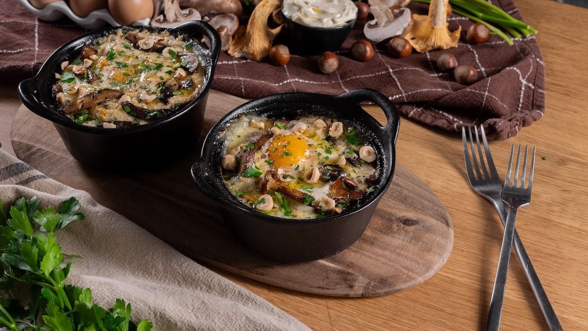 Faites fondre les papilles de vos invités avec un oeuf cocotte festif au brie, à la truffe et aux champignons !