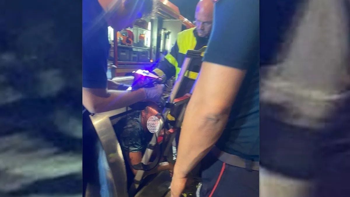 Alors qu'il tente de récupérer sa CB tombée de sa poche, il se retrouve enfermé dans... une poubelle