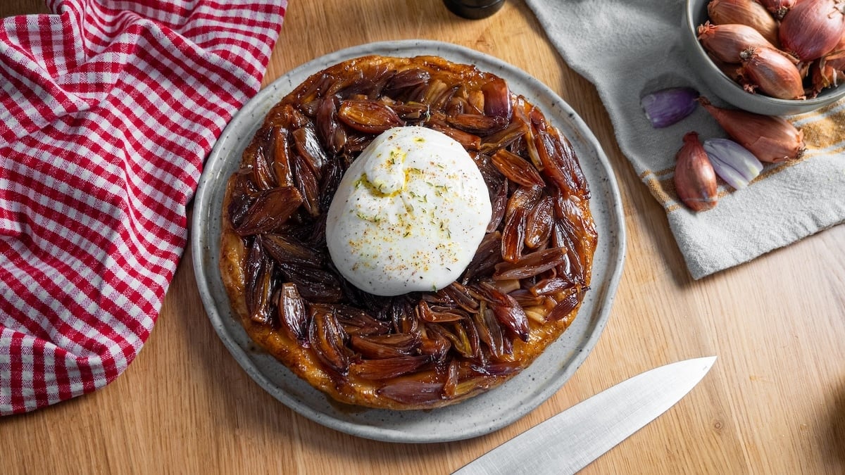 Renversez vos papilles avec la tarte tatin aux échalotes, elle vous fera craquer à tous les coups !