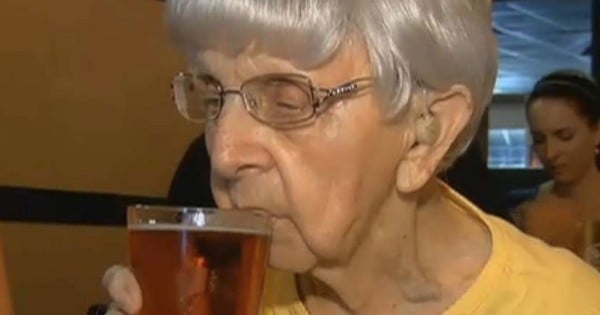Cette centenaire dit qu'une pinte de bière par jour est la clef pour avoir une longue vie : elle a 102 ans, elle sait ce qu'elle dit !