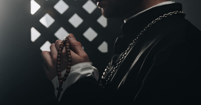 Nel segreto amore di una donna, questo sacerdote decide di annunciarla ai fedeli e di rinunciare alla vita monastica