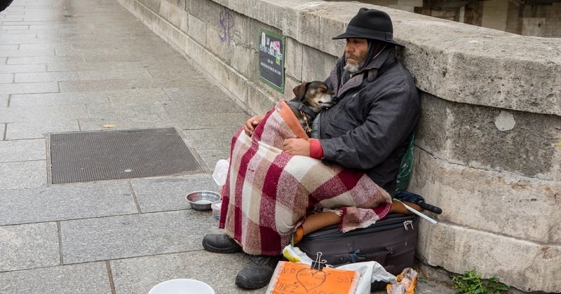 Des plans d'urgences lancés partout en France pour accueillir les sans-abris en prise avec la vague de froid