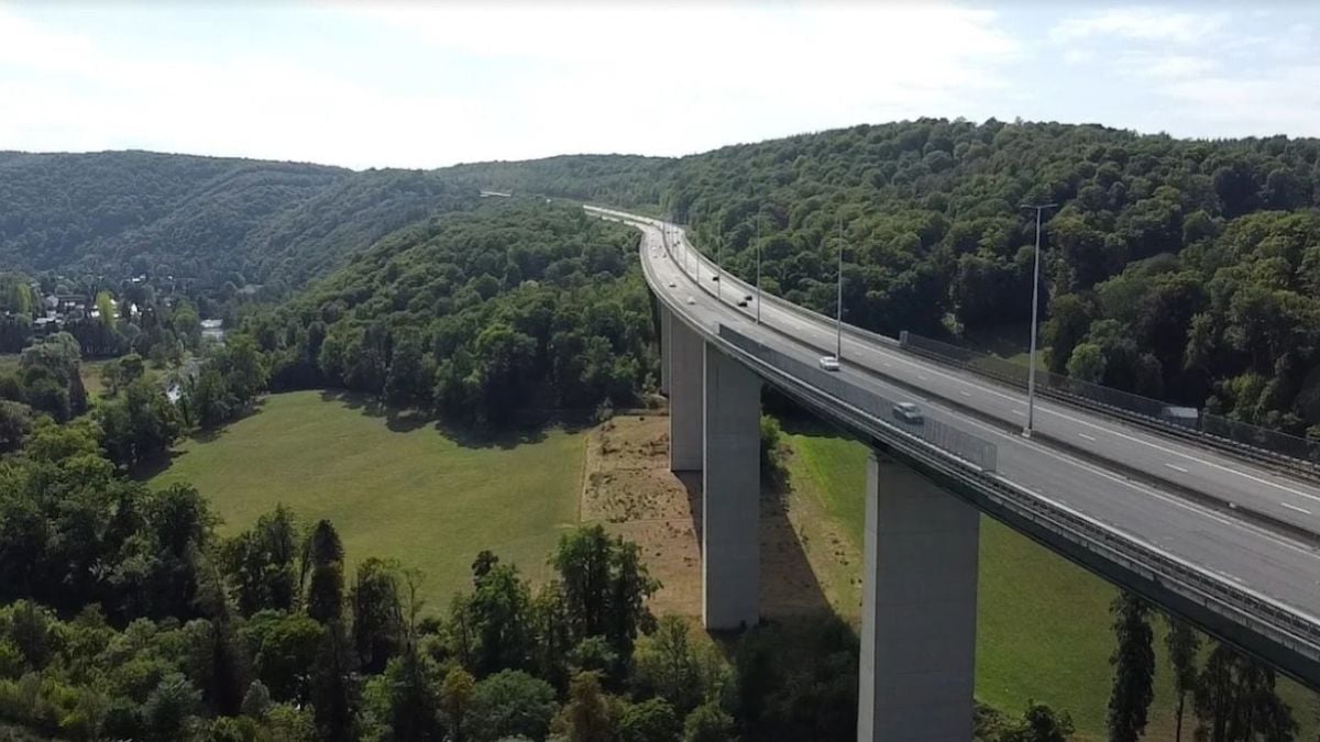 Une mère saute d'un viaduc avec son bébé dans les bras, sous les yeux des témoins impuissants 