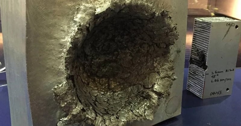 PHOTO : l'impact gigantesque d'un petit débris spatial sur un bloc d'aluminium fait froid dans le dos