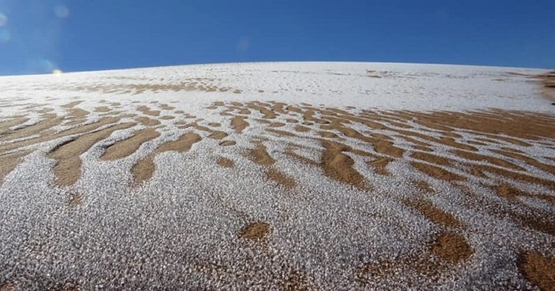 La neige est tombée sur les dunes du désert du Sahara, un phénomène rare et étonnant