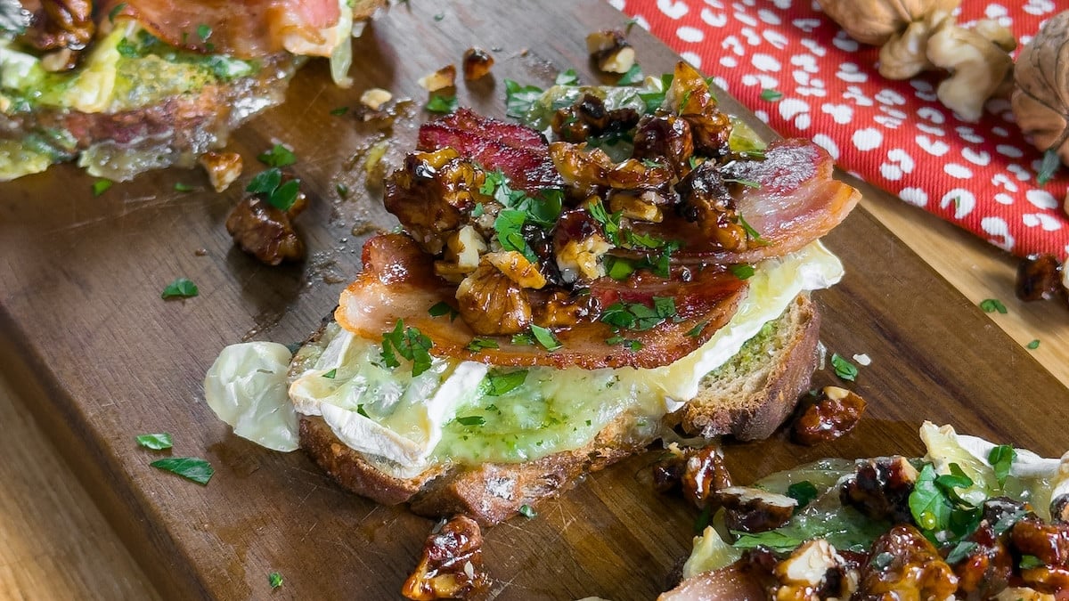 tartines de camembert au lard, sirop d'érable et noix