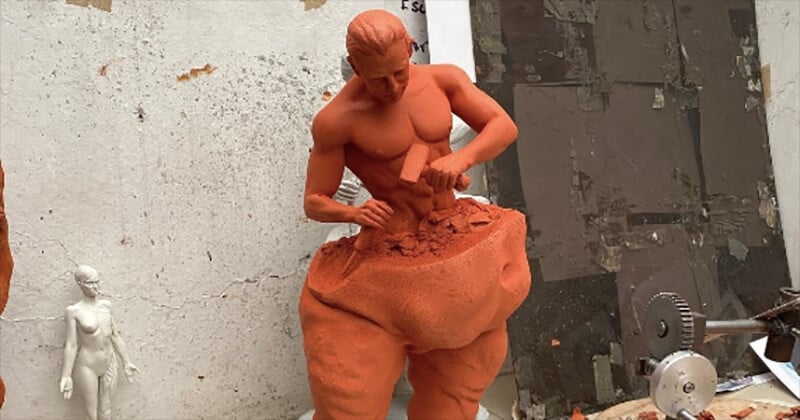 Cet artiste réalise des sculptures qui sculptent leur « propre corps idéal »