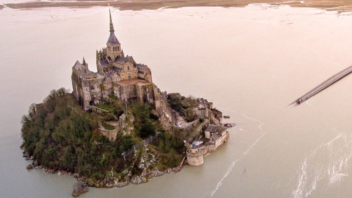 Le Mont-Saint-Michel redevient une île suite aux grandes marées, un spectacle magnifique