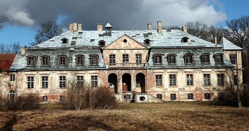 Des chercheurs d'or ont trouvé un trésor enfoui par les nazis, sous une ancienne maison close