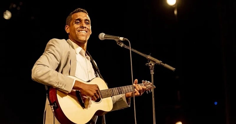 Le chanteur Mikaben est mort d'une crise cardiaque en plein concert à Paris