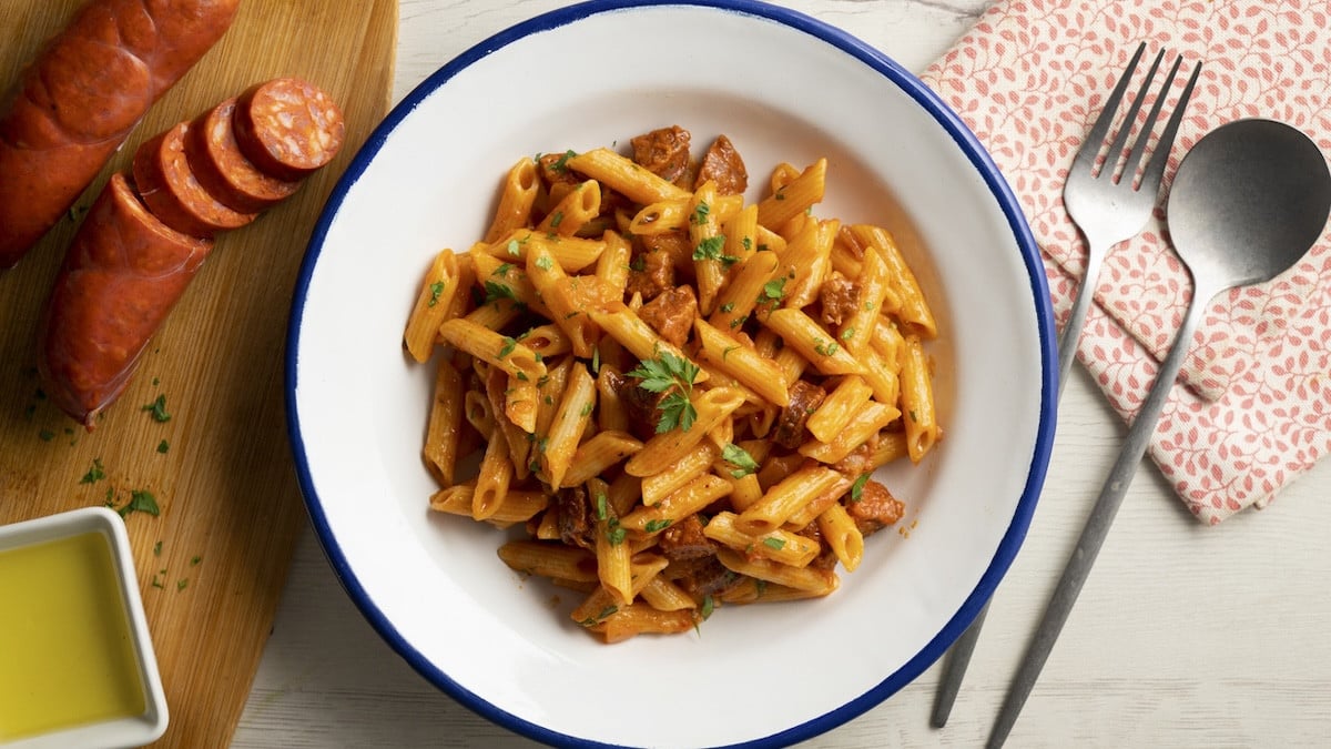 Le dîner rapide et gourmand qu'on adore : la recette des pâtes crémeuses au chorizo et champignons pour 4