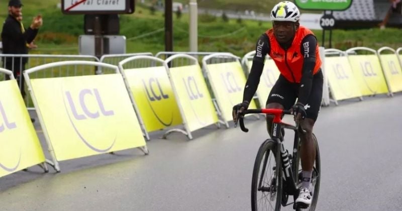 Pourtant hors-délais après une chute, ce coureur du Tour de France a refusé d'abandonner et a franchi la ligne d'arrivée, sous les acclamations