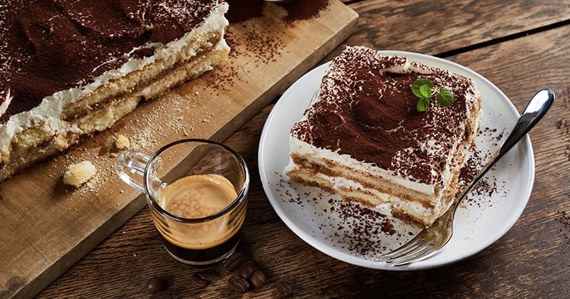 Mise à Plat. Arroser De Chocolat Blanc Fondu Et Saupoudrer De