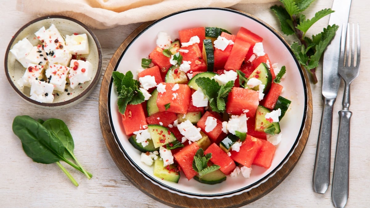 Fraises + feta = le combo frais qu'on adore dans une salade au printemps (en moins de 5 min) !