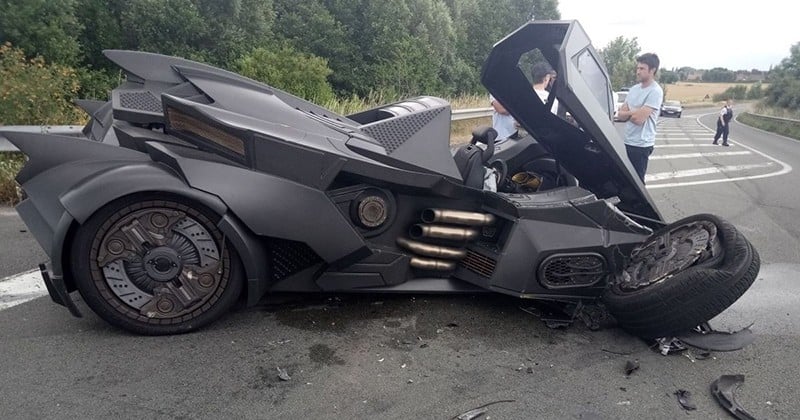 La « Batmobile » d'un Youtubeur a été en partie détruite par une Renault Scenic
