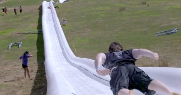 Le plus grand toboggan aquatique du monde a l'air d'être une pure éclate ! On aimerait bien avoir le même chez soi mais il faut un très immense jardin...