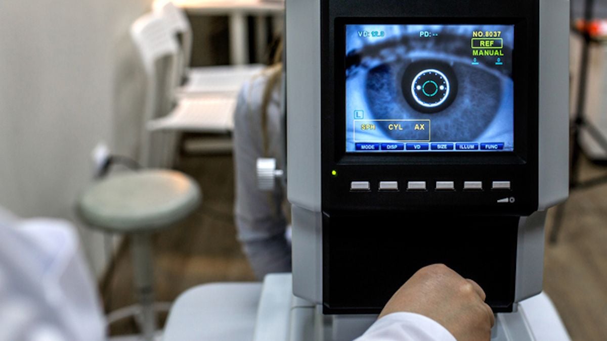 Victime d'une erreur de son ophtalmo, il se fait opérer pour une cataracte qu'il n'avait pas et devient presque aveugle