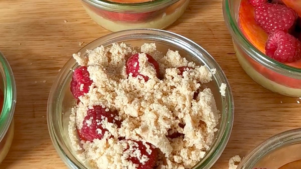 Le crumble tarte aux pêches et aux framboises, la nouvelle gourmandise qui vous fera rougir de plaisir !