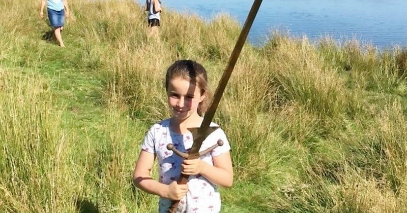 Matilda, sept ans, a découvert une épée de plus d'un mètre dans le légendaire lac où se trouverait la fameuse Excalibur du Roi Arthur