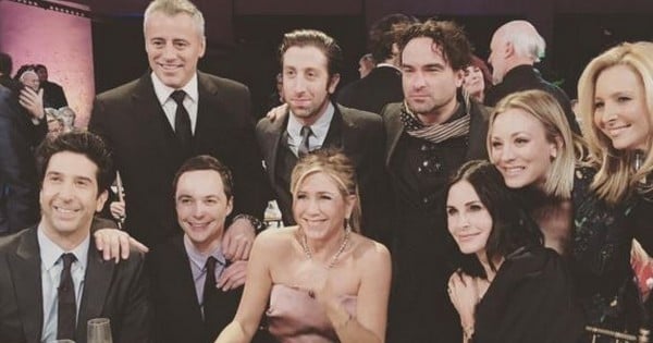 Les stars de « Friends » rencontrent les acteurs de « The Big Bang Theory » et ça donne une photo géniale