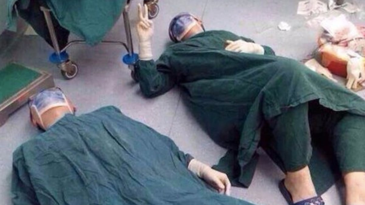 Cette photo de deux chirurgiens, épuisés après avoir réussi une opération de 32 h, bouleverse le monde entier