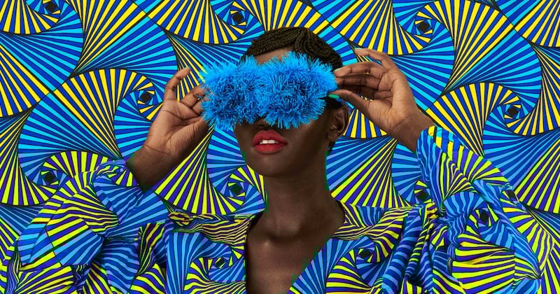 Cette photographe réalise des portraits colorés pour défendre les coiffures traditionnelles africaines