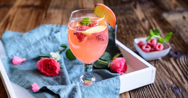 La sangria à la pêche et aux framboises va vous donner la pêche cet été !