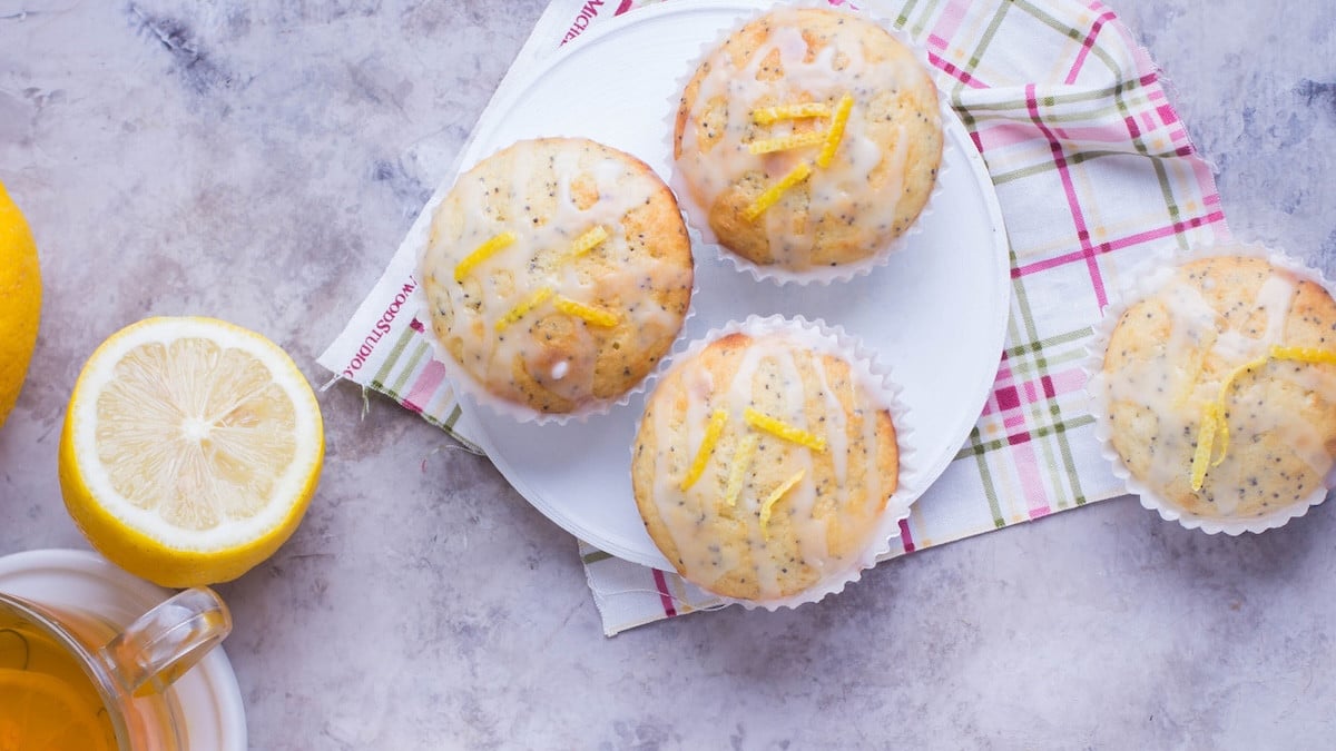 6 petits gâteaux citronnés à tomber par terre (avec une surprise fondante !)