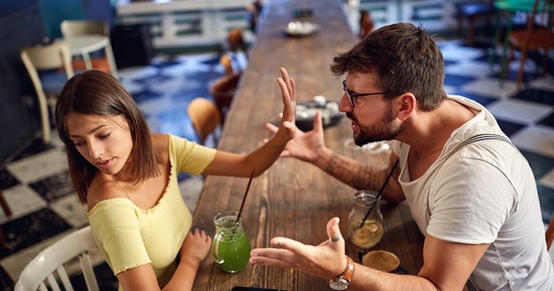 Une femme raconte pourquoi elle s'est sentie humiliée par son petit ami lors d'un rendez-vous au restaurant