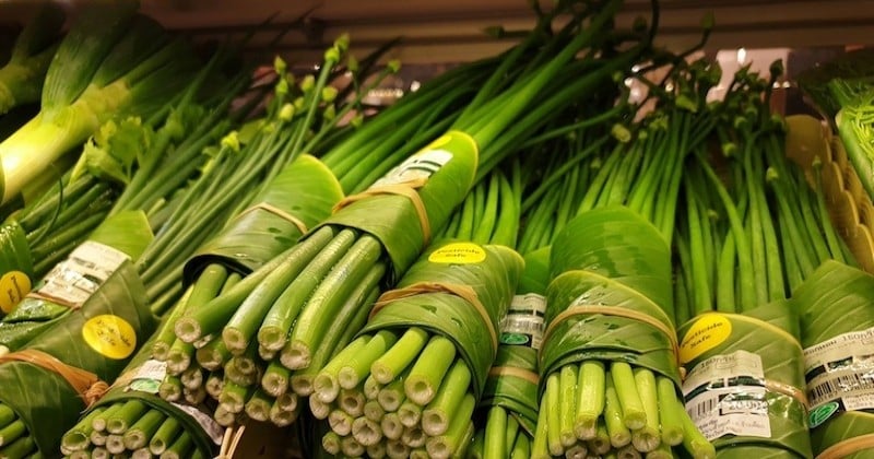 Des feuilles de bananier pour remplacer le plastique : la géniale initiative d'un supermarché thaïlandais