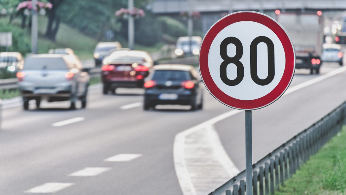 Un panneau de limitation de vitesse à 80 km/h