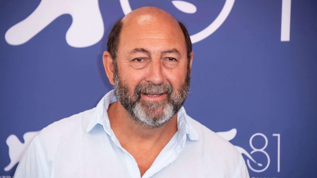 Un célèbre acteur profite de sa ressemblance avec Kad Merad pour usurper son identité et passer des vacances de rêve