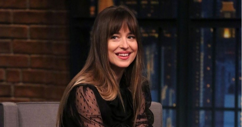 Dakota Johnson (Cinquante nuances de Grey) et Chris Martin de Coldplay se seraient fiancés 