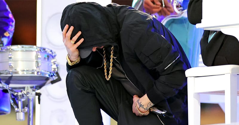 Super Bowl LVI : Eminem genou à terre en soutien à Colin Kaepernick, l'image forte du show de la mi-temps