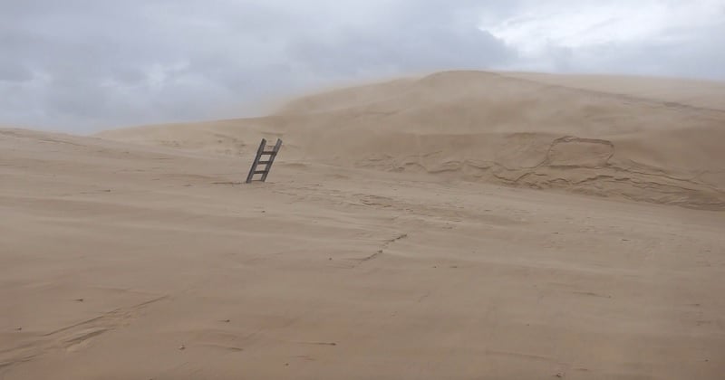Un mystérieux escalier émerge du sable, dévoilé par les vents sur la dune du Pilat