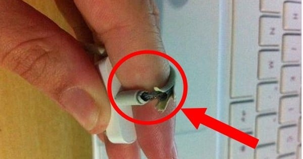 15 images qui prouvent que les câbles d'iPhone sont la pire des saloperies jamais inventées ! À se demander si c'est fait exprès...