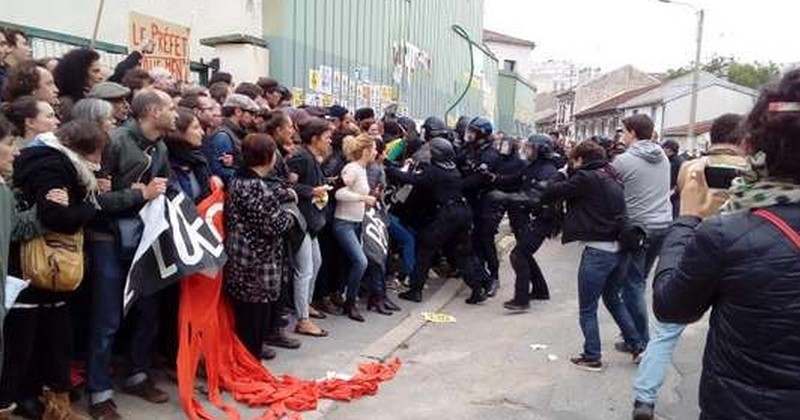 À Montreuil, la police emploie la manière forte pour déloger quelques dizaines de parents d'élèves protestant contre une usine chimique à proximité d'une école