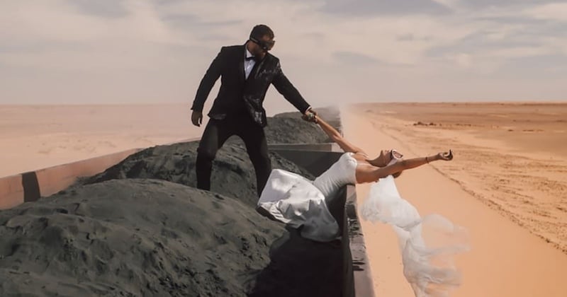 Ce couple a passé sa lune de miel à bord d'un train de minerai de fer en Mauritanie et ses photos sont à couper le souffle