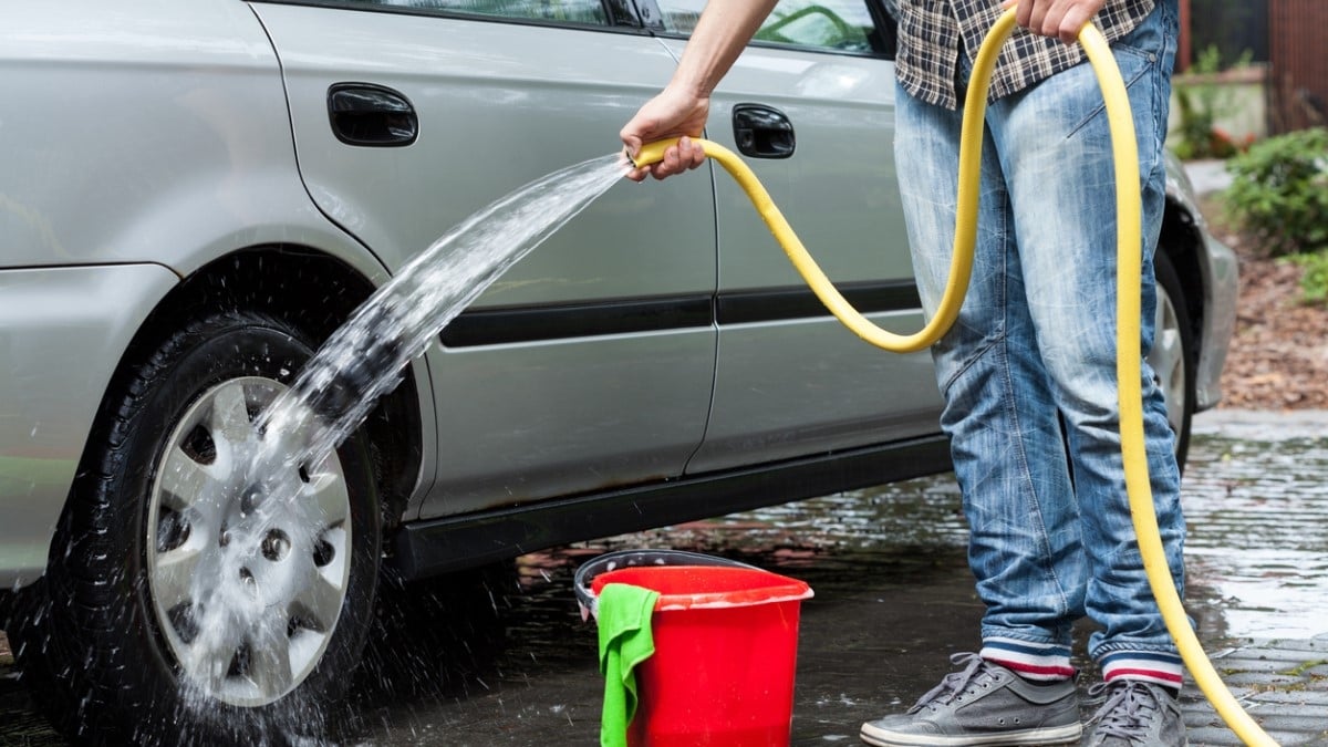 Vous risquez 450 € d'amende si vous lavez votre voiture chez vous
