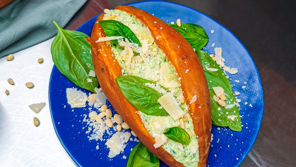 Fondez de gourmandise pour les patates douces rôties servies avec une délicieuse sauce au yaourt et pesto !