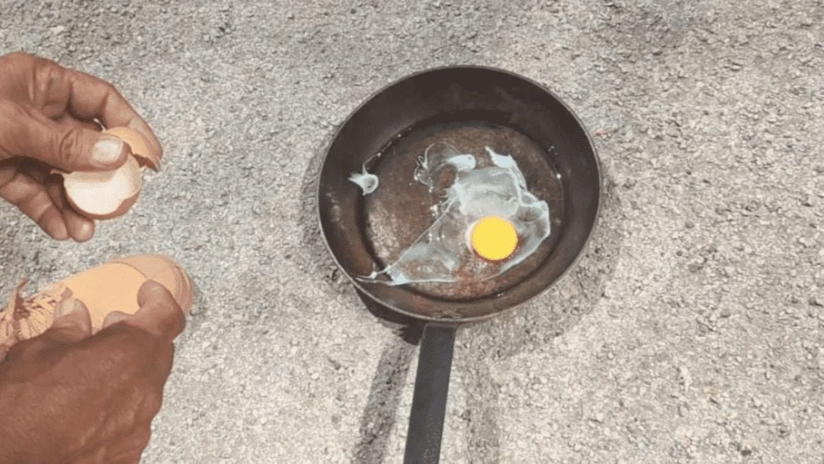 Oeuf cuisant dans une poêle posée au sol