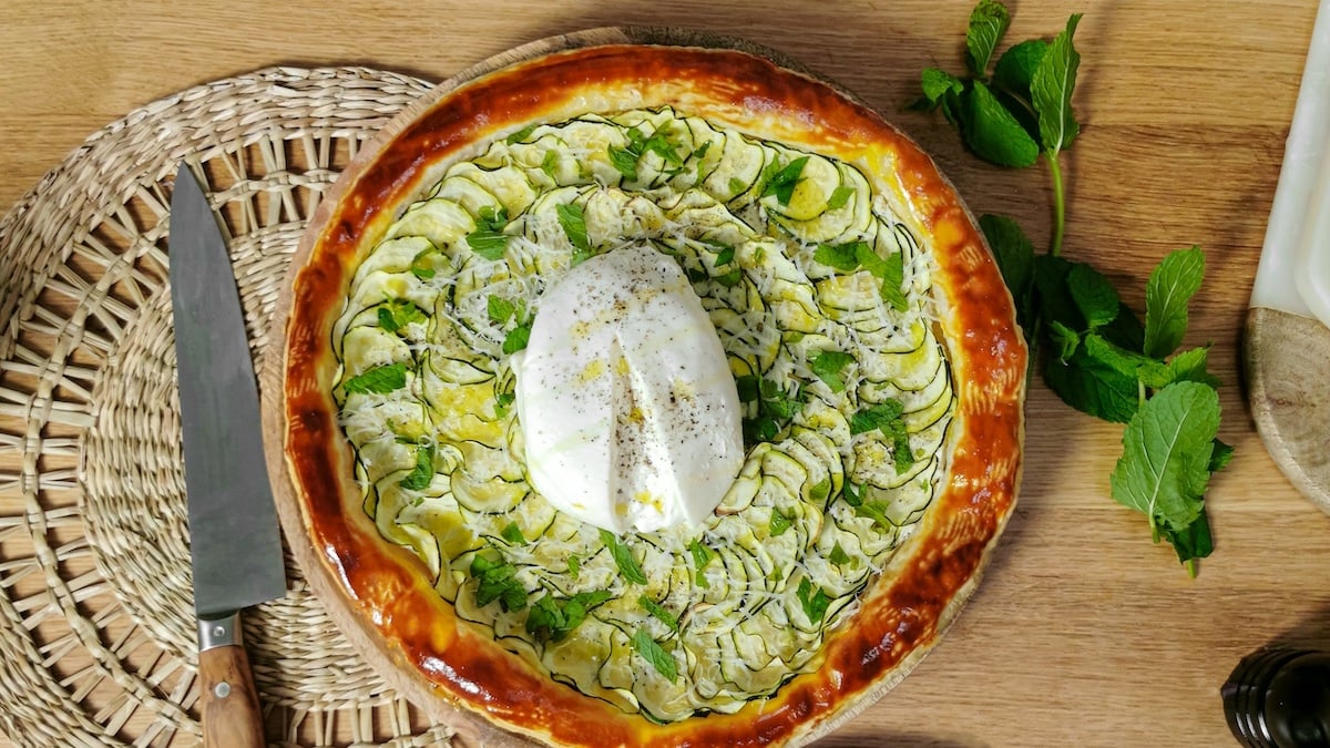 Une tarte fine aux courgettes et à la burrata pour un repas express et très gourmand !