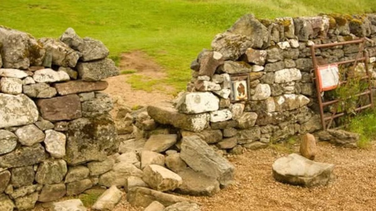Des touristes cassent le mur d'un château écossais vieux de 500 ans pour... un selfie