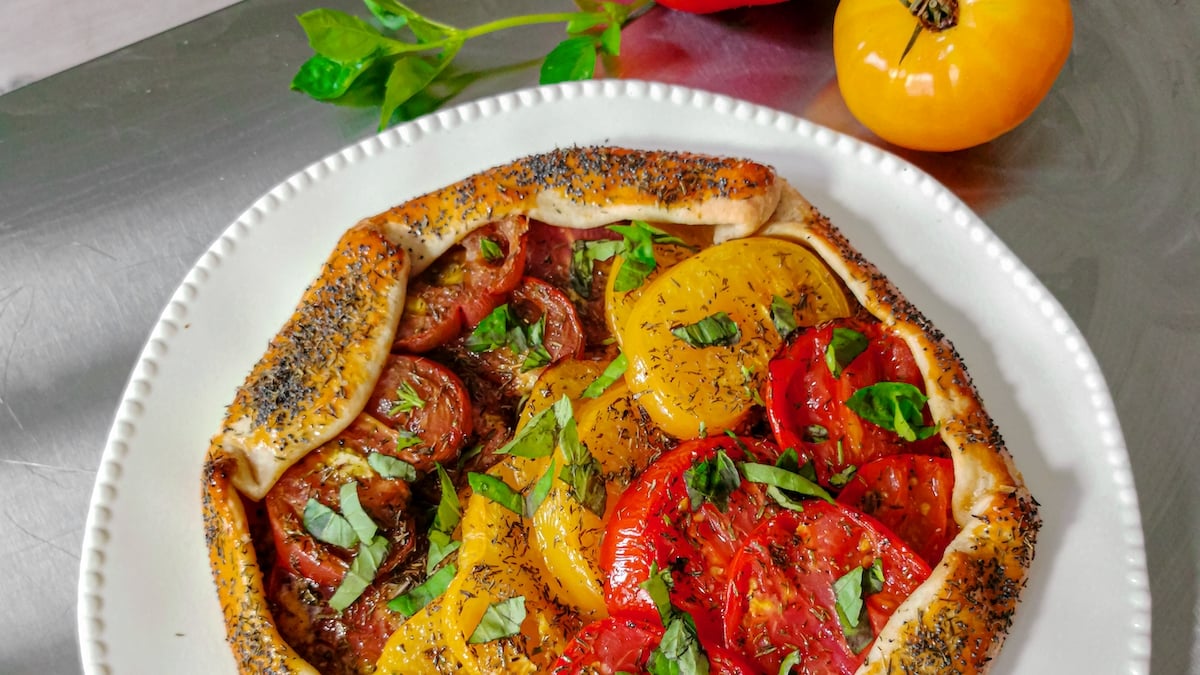 Cette tarte rustique aux trois tomates et à la burrata est trop gourmande !