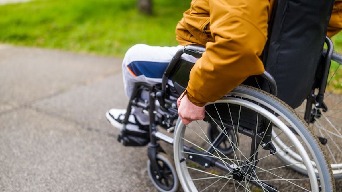 Renversé par un chauffard en fuite alors qu'il circulait en fauteuil roulant, il reçoit... une amende de 41 euros