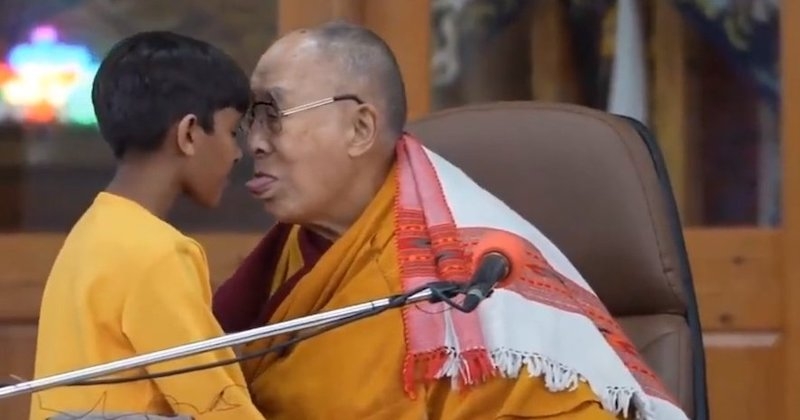 “Suce ma langue” : le Dalaï-Lama dérape avec un enfant et suscite l'indignation
