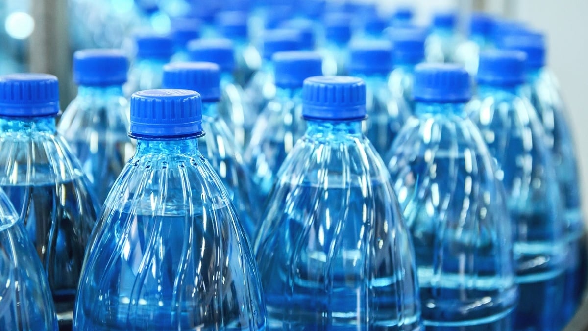 Une nouvelle étude révèle que l'eau en bouteille serait bien plus polluée en nanoparticules de plastique qu'on le croyait