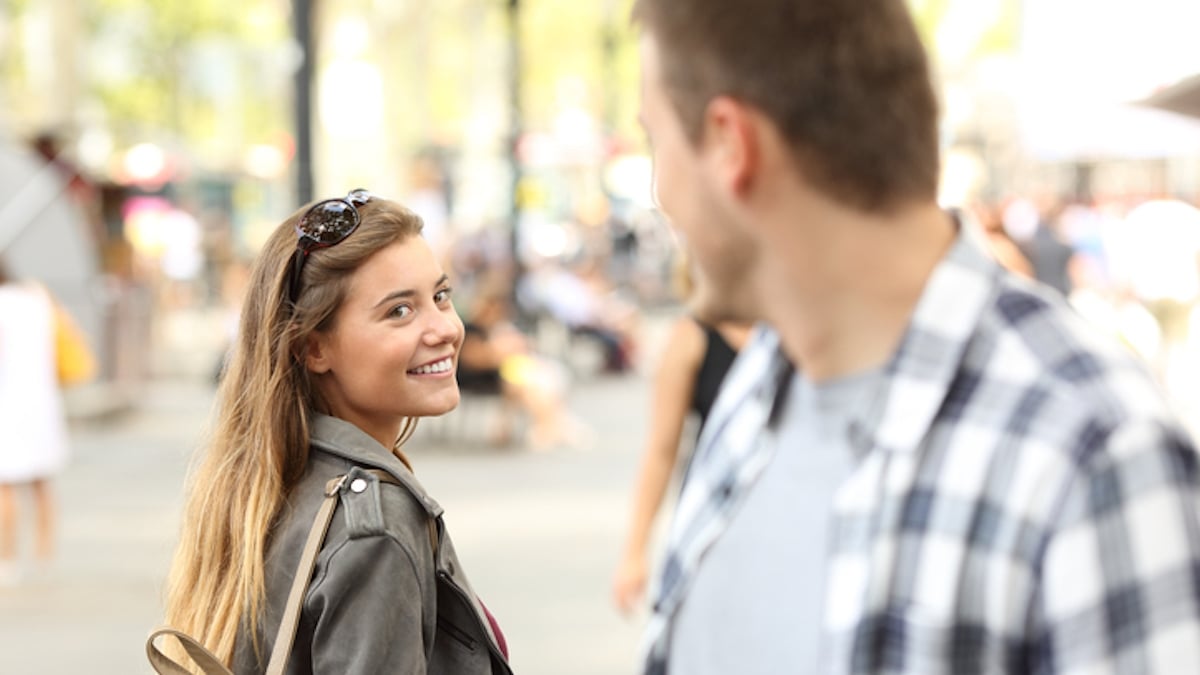 Vous êtes attiré par une autre personne mais vous êtes en couple ? Voici ce que cela dit sur vous, selon cette psychologue