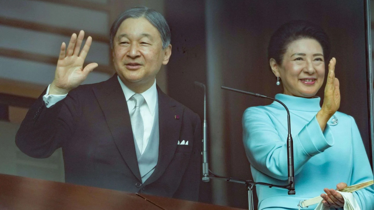 Un jeune homme s'exhibe...nu devant l'Empereur du Japon, qui présente ses voeux du Nouvel An