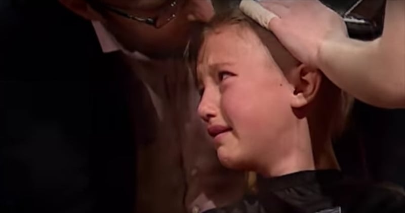 Cette courageuse petite fille de 9 ans se rase la crâne pour soutenir son grand frère, atteint d'un cancer : découvrez l'histoire émouvante de Sofia Smith